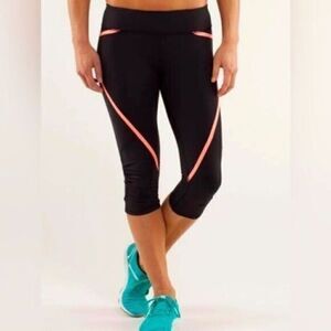 EUC Lululemon Run Pace Crop Leggings Black Ocean Stripe Bleached Coral Size 4